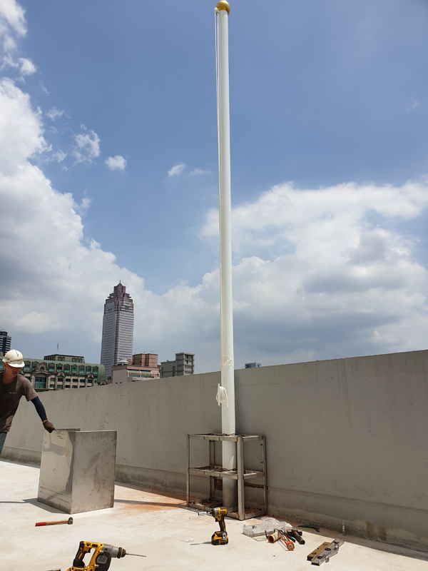 頂樓國旗施工-不鏽鋼旗桿-法務部廉政署升降國旗旗桿、鋼筋水泥地基、高空作業施工、客製化旗桿施工